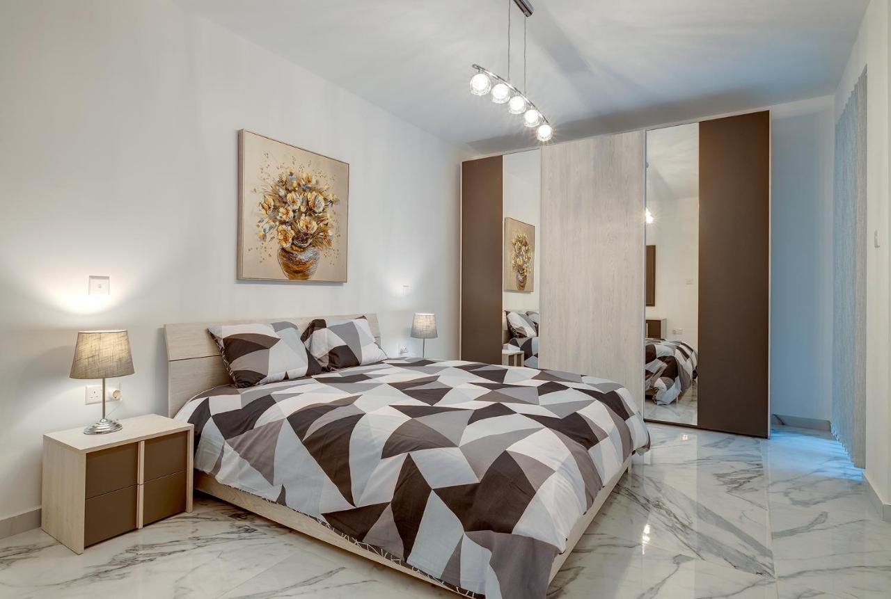 Cosy Apartment Steps To St George'S Bay San Ġiljan Exterior foto