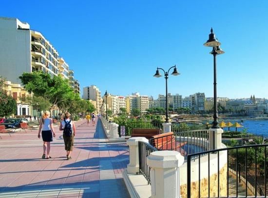 Cosy Apartment Steps To St George'S Bay San Ġiljan Exterior foto