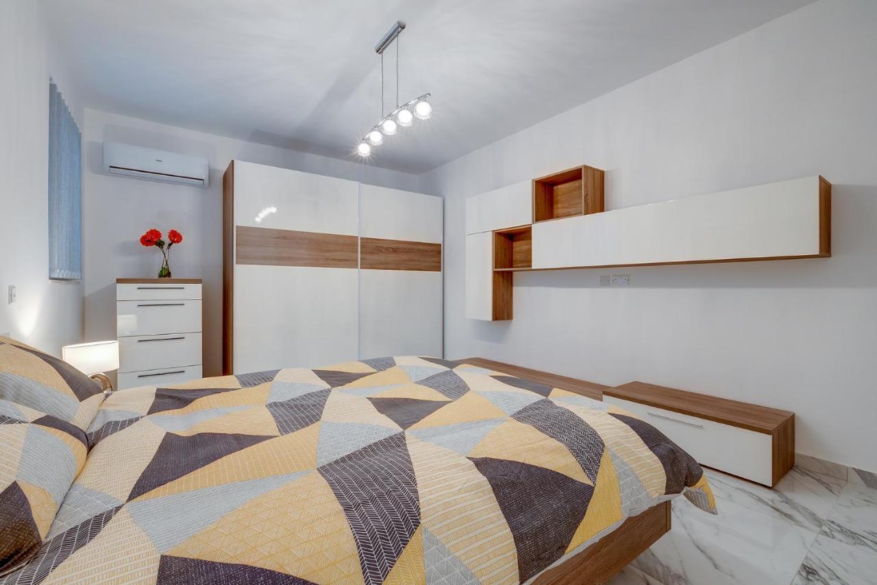 Cosy Apartment Steps To St George'S Bay San Ġiljan Exterior foto