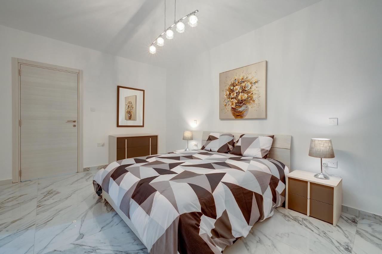 Cosy Apartment Steps To St George'S Bay San Ġiljan Exterior foto